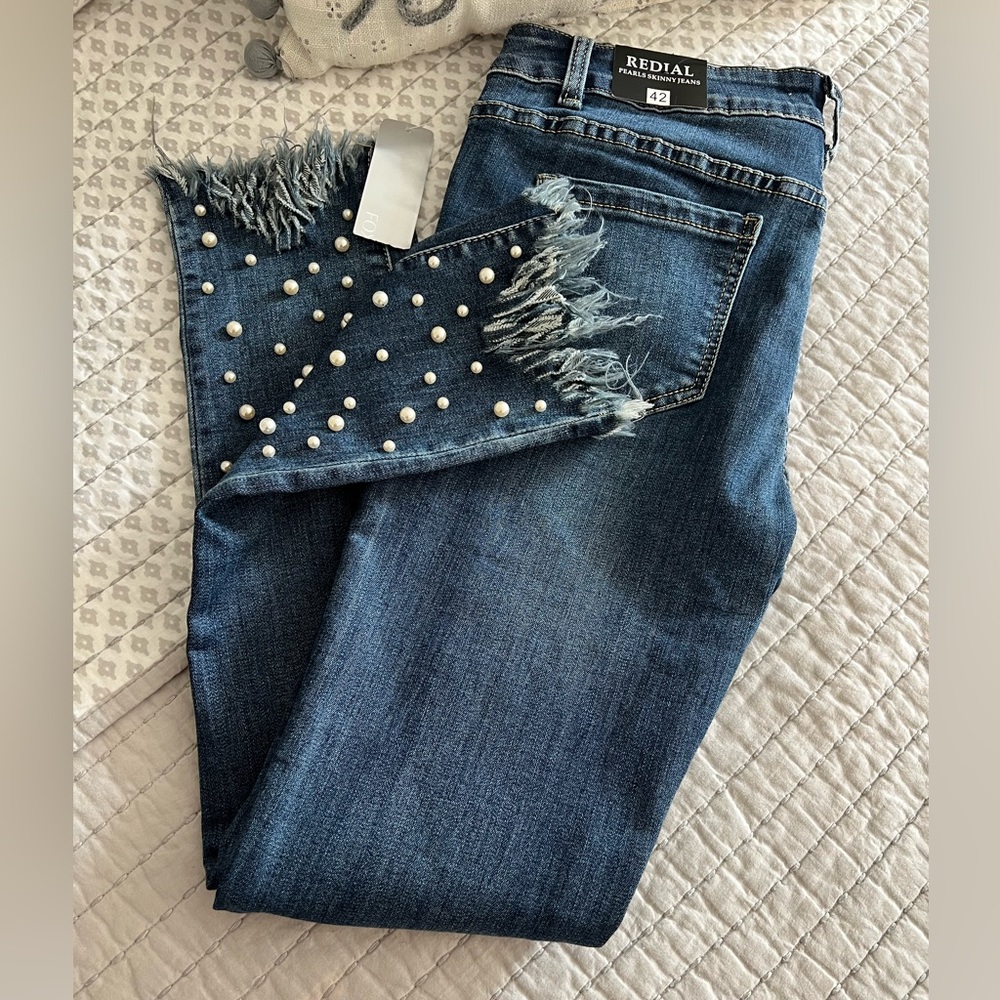 Frayed pearl ankle jeans